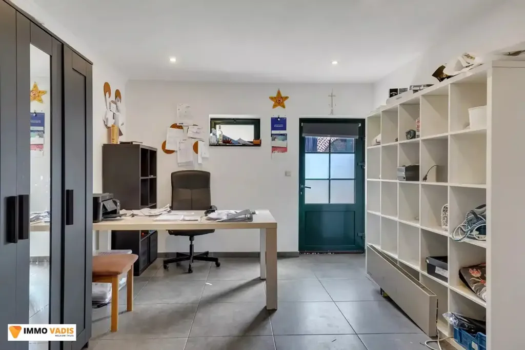 Bureau - Handelshuis avec Emplacement Commercial à Bilzen
