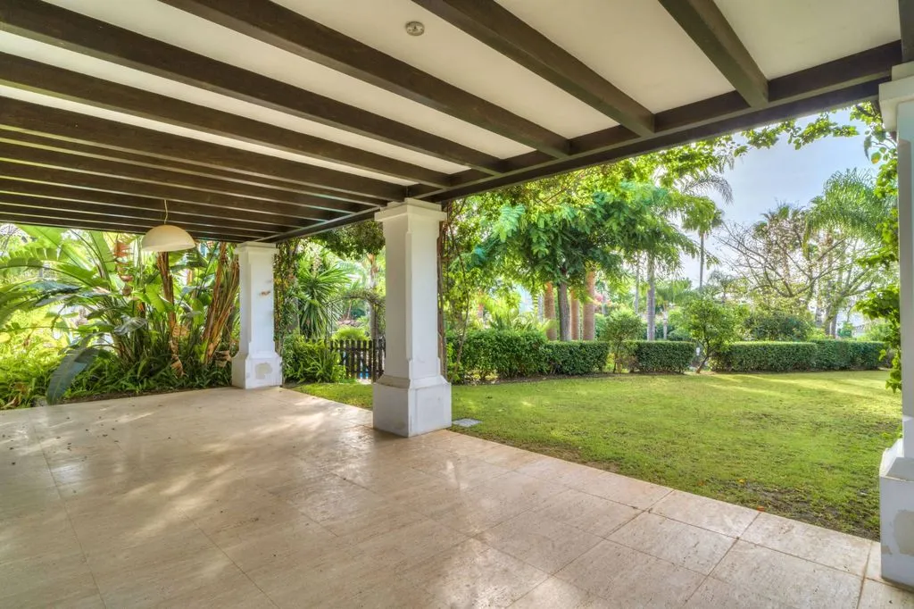 Terrasse - Luxury Villa with Communal Pools in Marbella