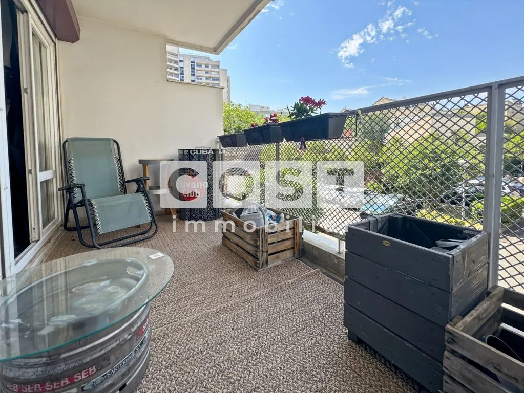 Balcony - Luxury Flat with Balcony in Courbevoie
