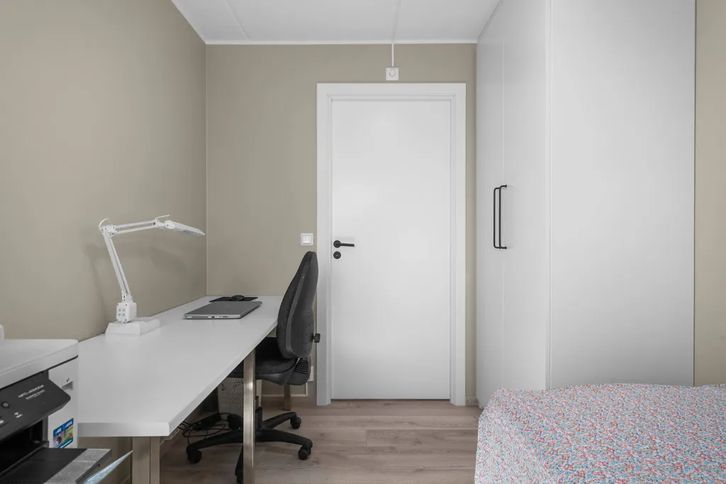 Kabinet - Modern 4-Bedroom Flat in Nannestad