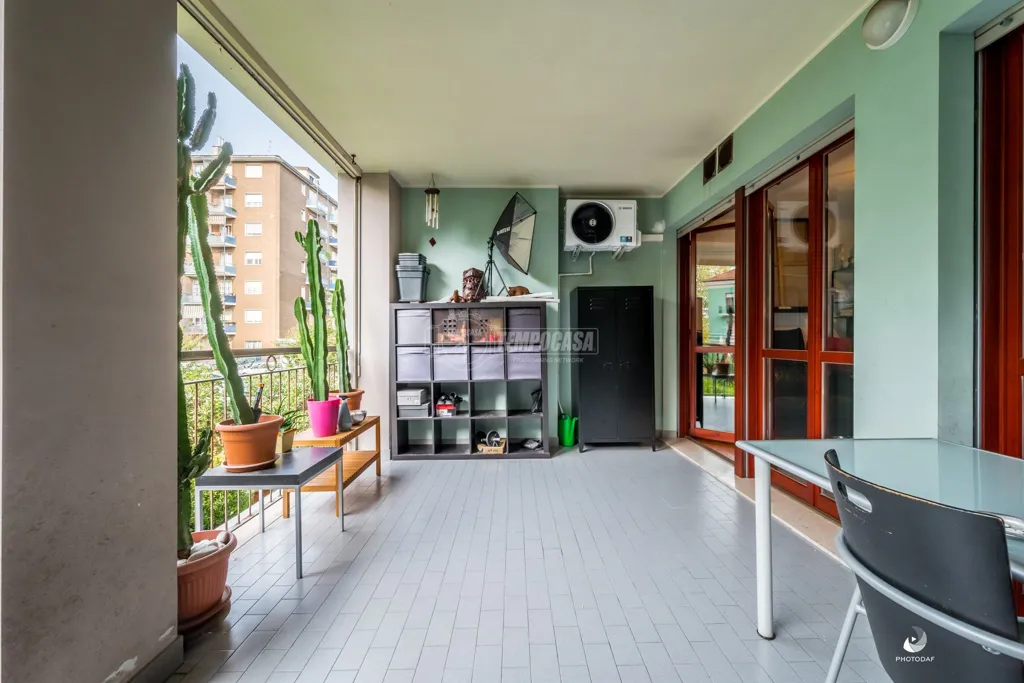 Terrass - Two-Bedroom Apartment with Terrace in Milan
