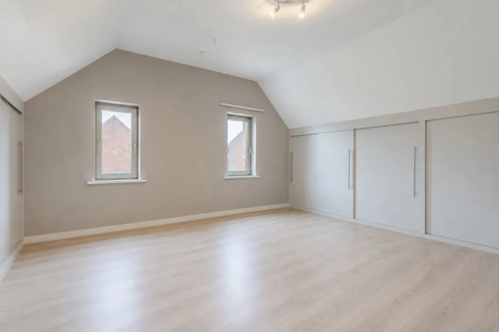 Magamistoad - Spacious House on Corner Plot near Dutch Border