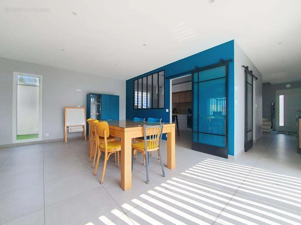 Salle à manger - Maison contemporaine avec piscine à Mions