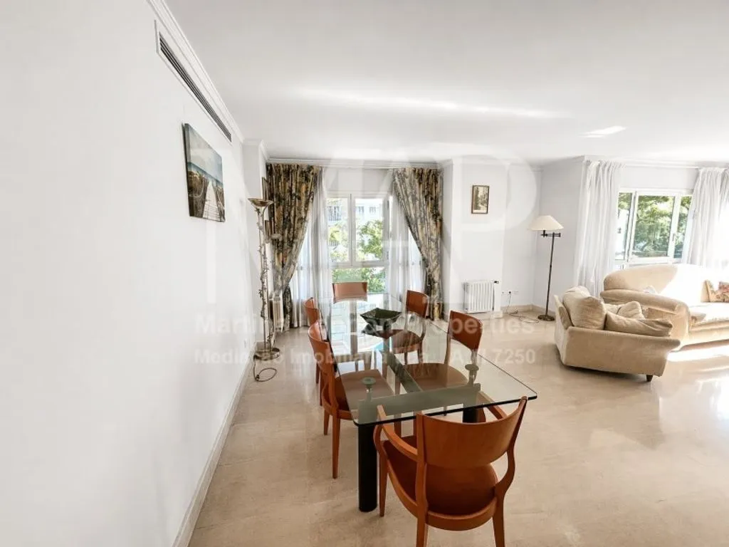 Dining Room - 3-Bedroom Apartment with Parking in Lisbon