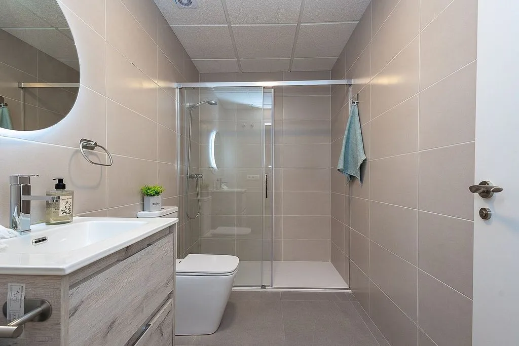 Bathrooms - Modern Flat with Balcony in Nou Moles, Valencia