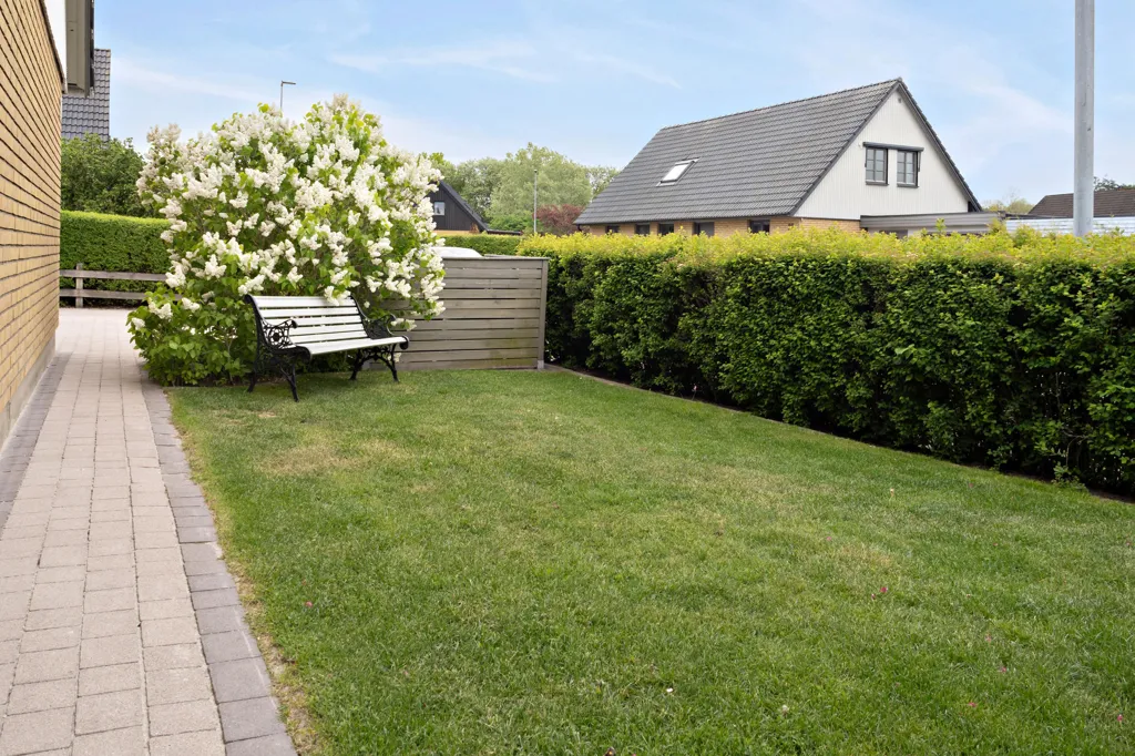 Aed - Corner Plot Villa with Garden in Västerdala