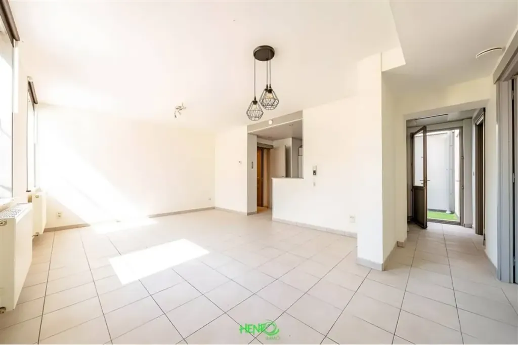 Séjour - Appartement Rénové avec Terrasse à Tournai