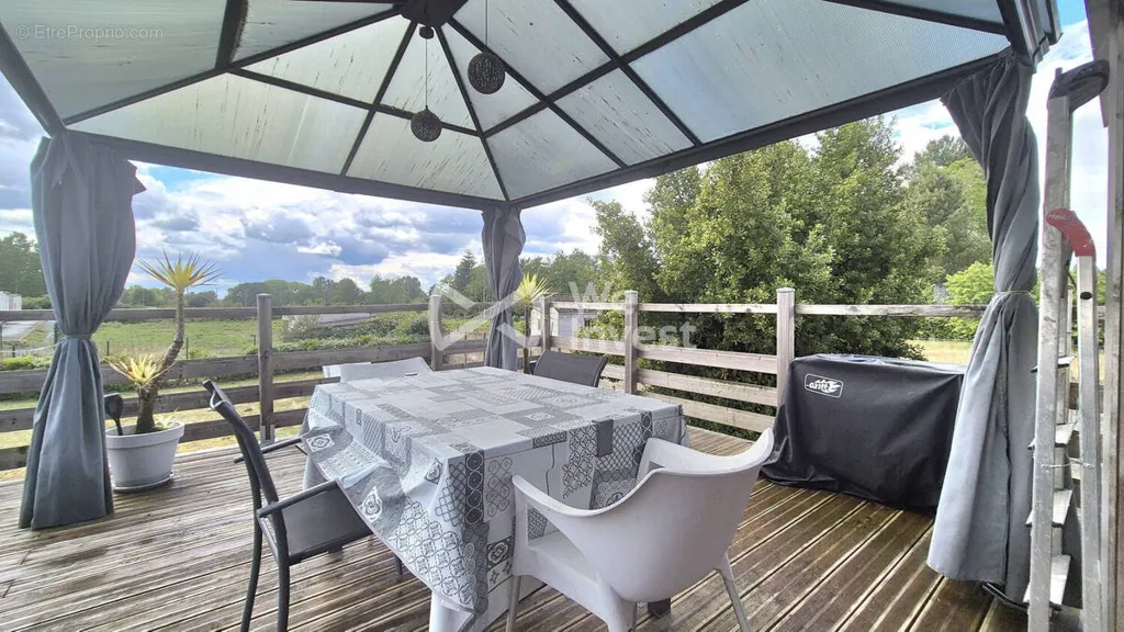 Terrasse - Maison Familiale avec Terrasse à Écommoy