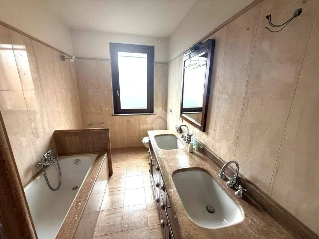 Salles de bain - Villa with Balcony in Central Trecate