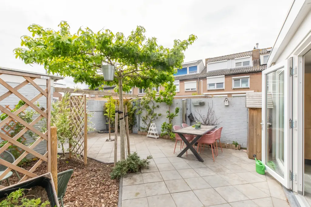 Aed - Modernised Corner House with Garden in Middelburg