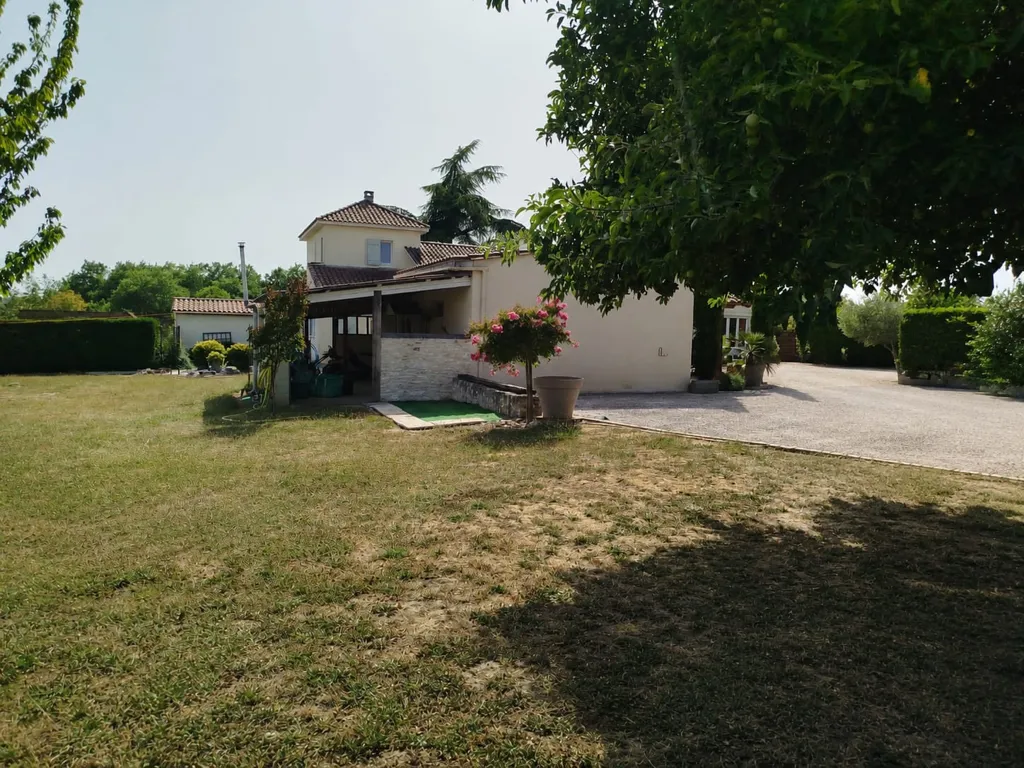 Garden - Family House with Pool in Quiet Area