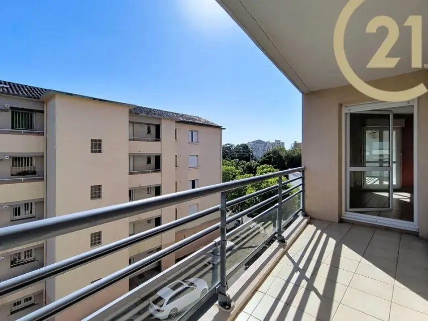 Rõdu - City Centre Apartment with Terrace in Saint-Raphaël