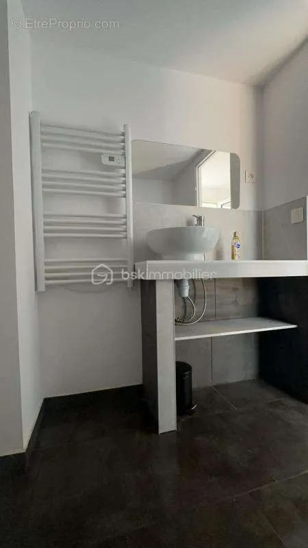 Vannitoad - Mixed-Use Property with Pool in Monseret
