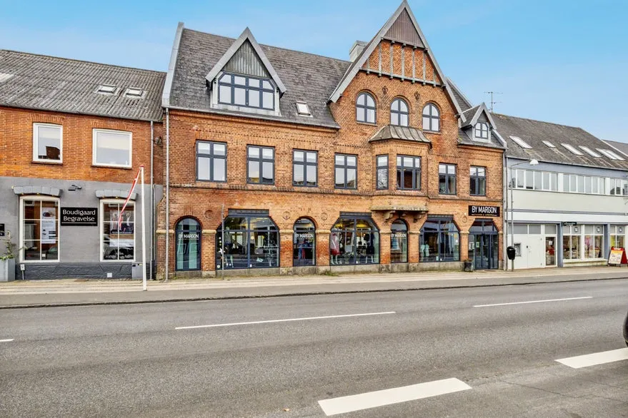 Esterno - Retail/Office Space with Large Windows in Vinderup