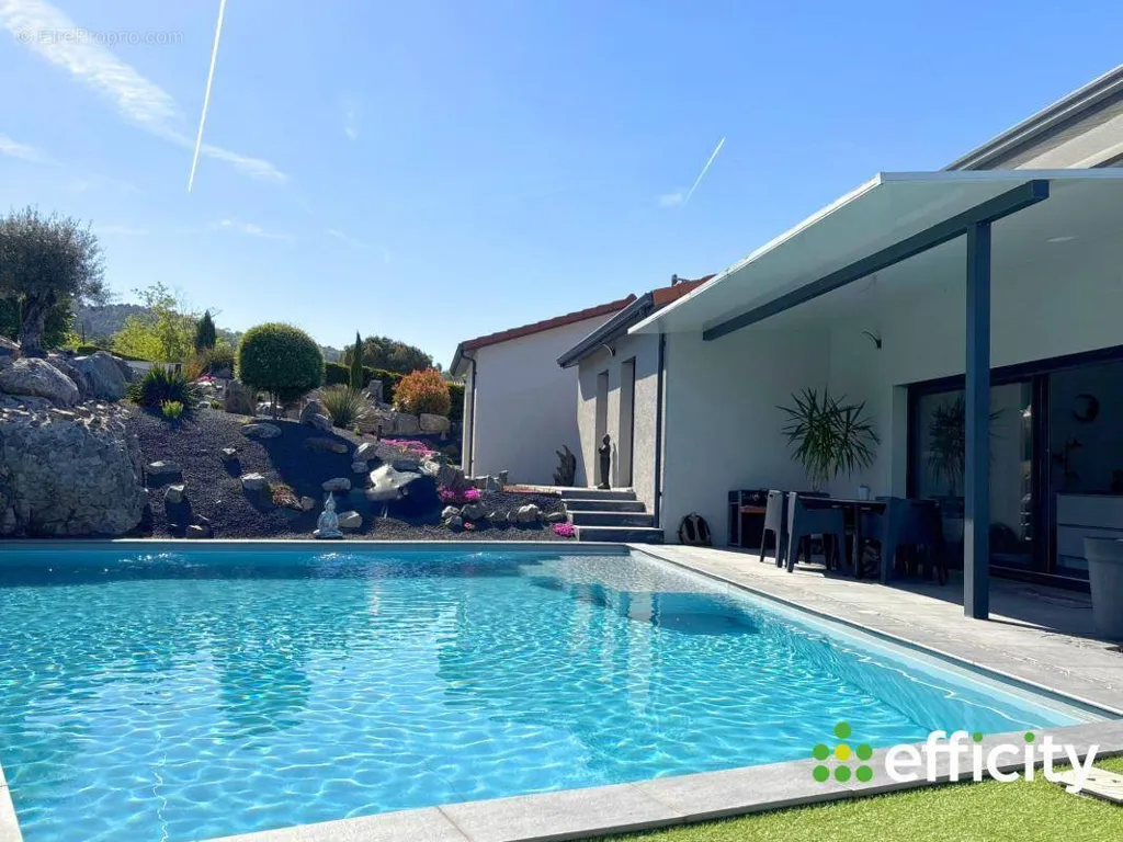 Piscine - Villa Contemporaine avec Piscine à Montbrison