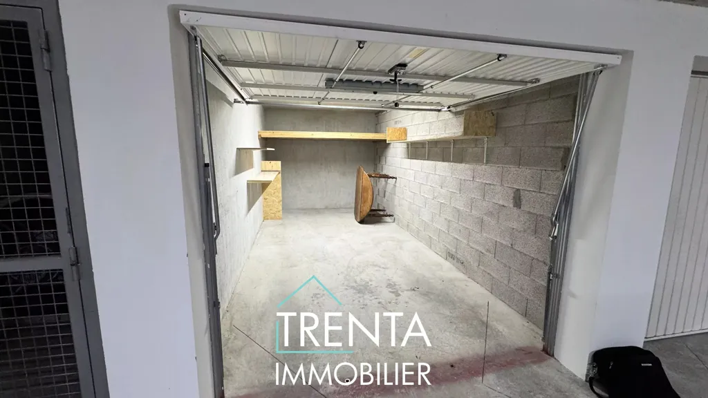 Garaaž - 4-Bed Flat with South Terrace in Échirolles