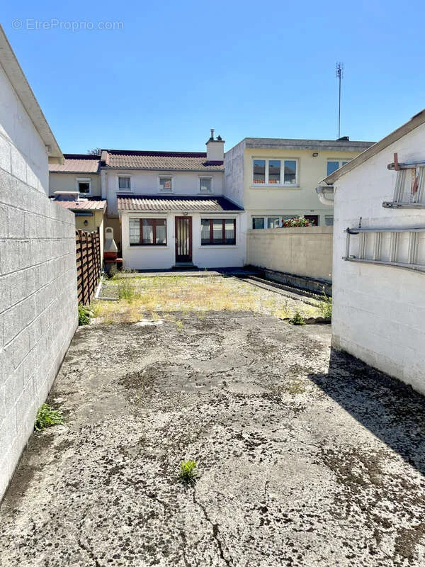 Jardin - Maison à Réinventer avec Accès Véhicules à Remicourt