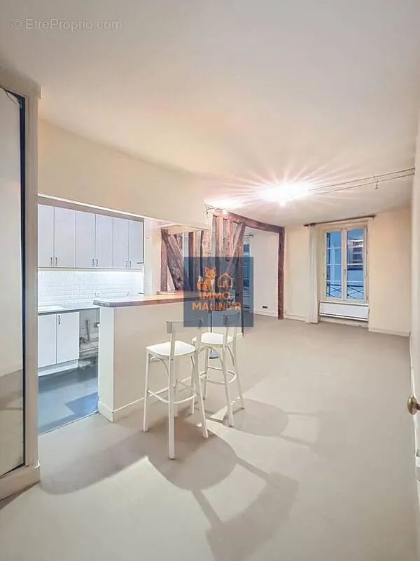 Kitchen - Bright Studio Apartment with Poutres in Paris 4th