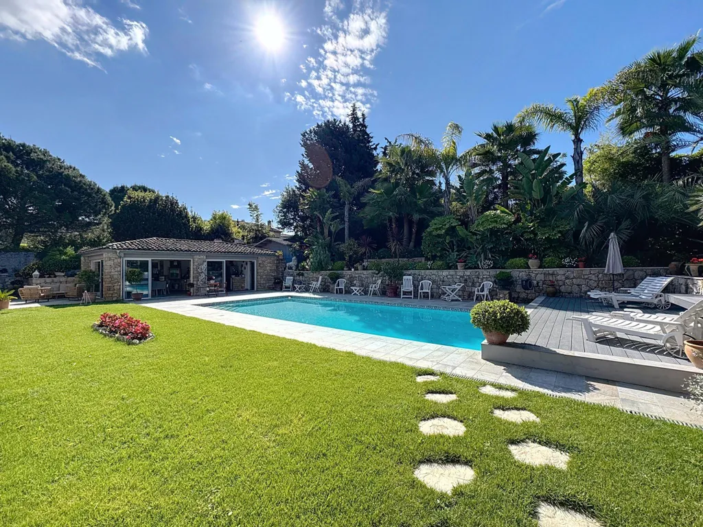 Piscine - Villa Récemment Construite avec Piscine à Mougins
