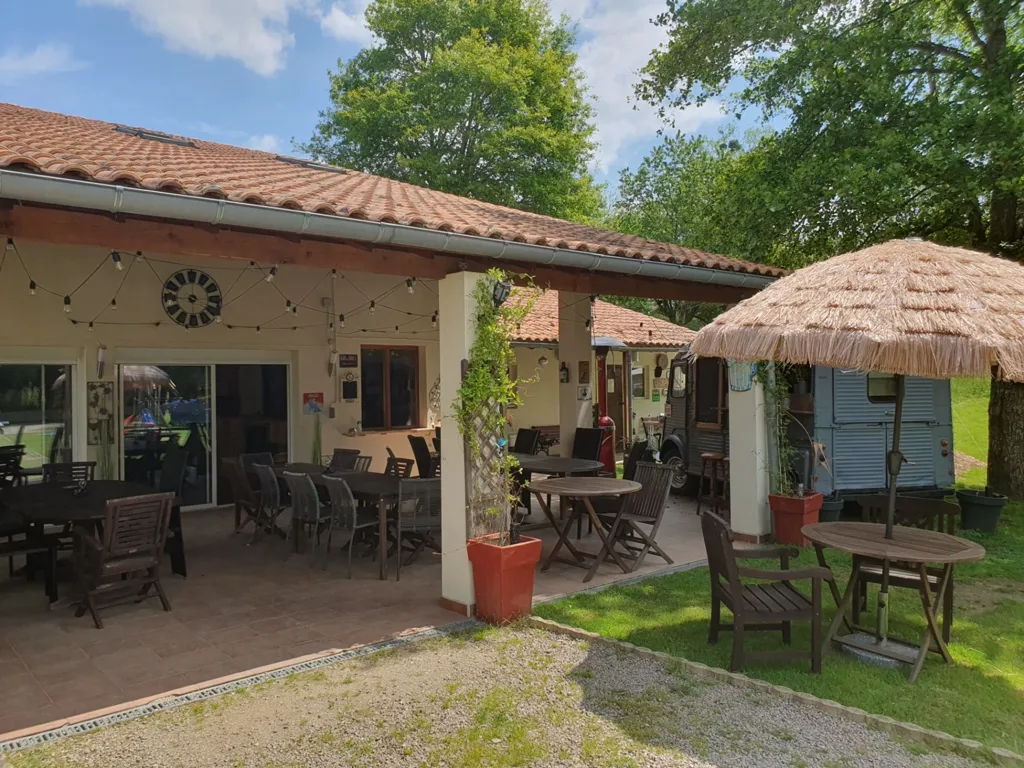 Terrasse - Moulin Rénové avec Piscine et Terrain à la Campagne