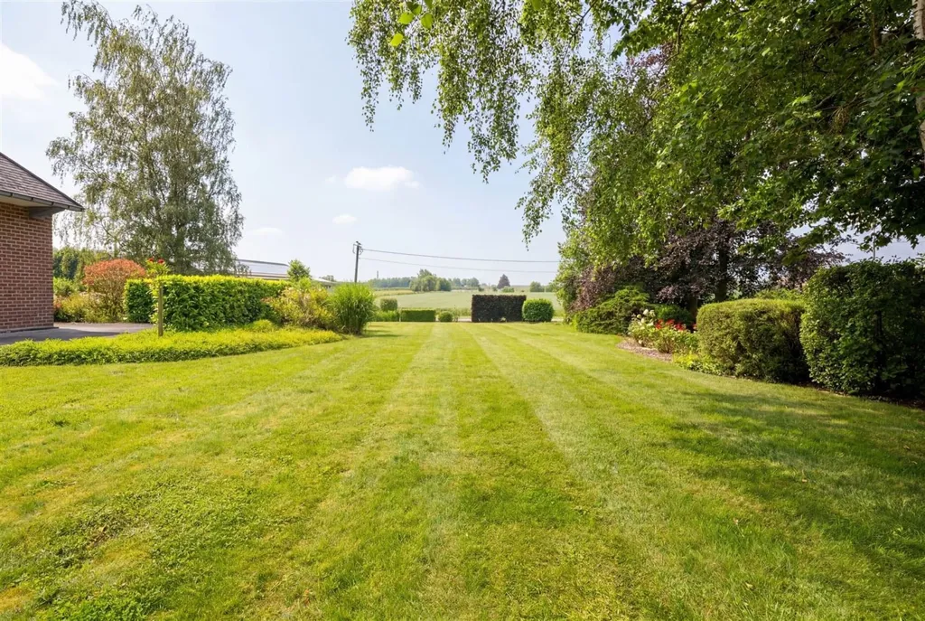 Jardin - Maison Pleine de Caractère avec Grand Garage à Herne