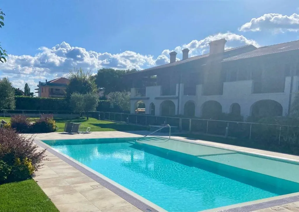 Piscine - 2-Bedroom Lakefront Flat in Sirmione