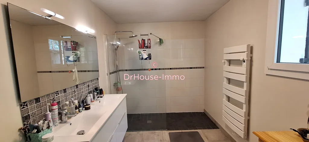 Salles de bain - Maison 4 Pièces avec Grand Terrain à Chancelade