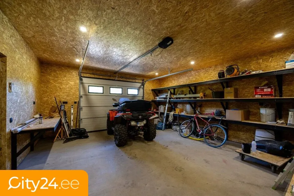 Garaje - Spacious Cottage with Garden in Maidla, Saue