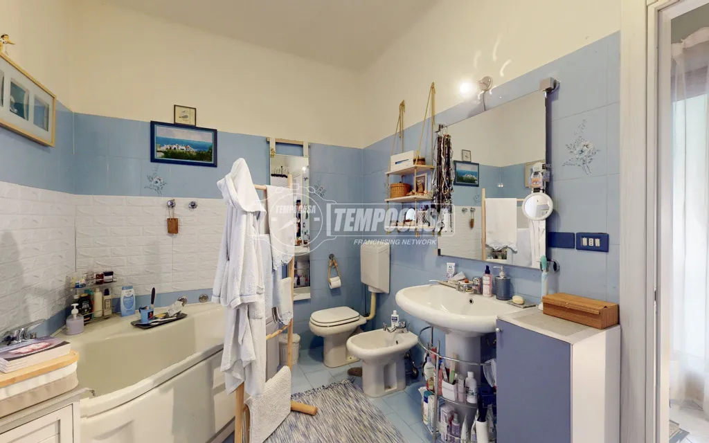 Salles de bain - Apartment with Balcony in Orbassano Centre