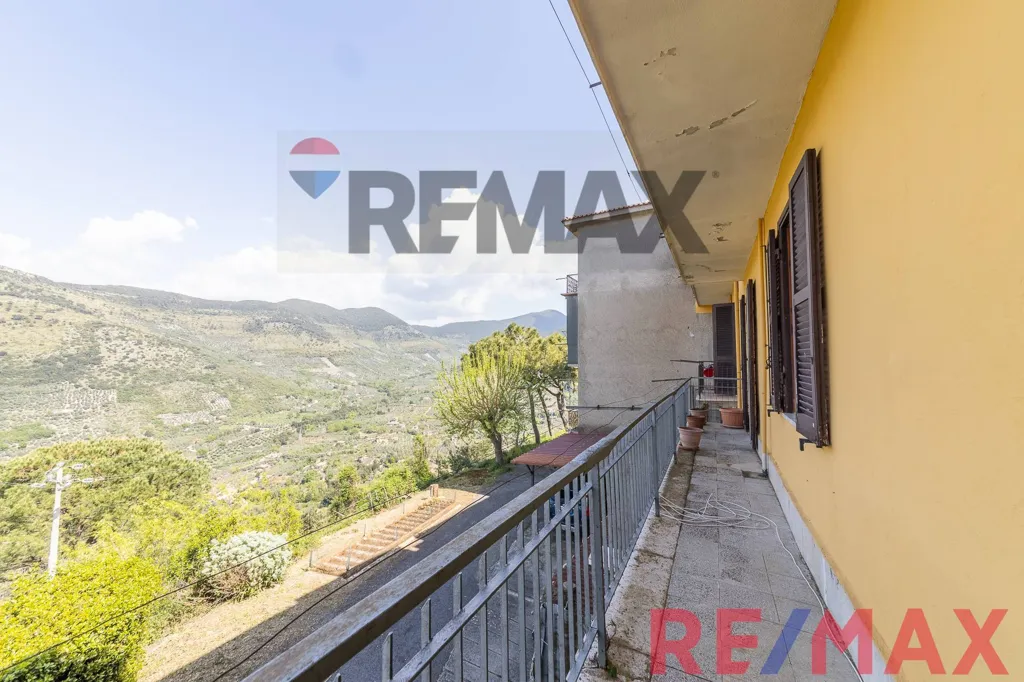 Balcon - Apartment with 50m² Cellar in Sonnino