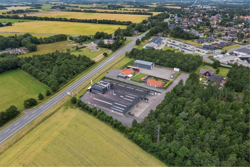 Õhuvaade - Warehouse/Office with Garden in Bording