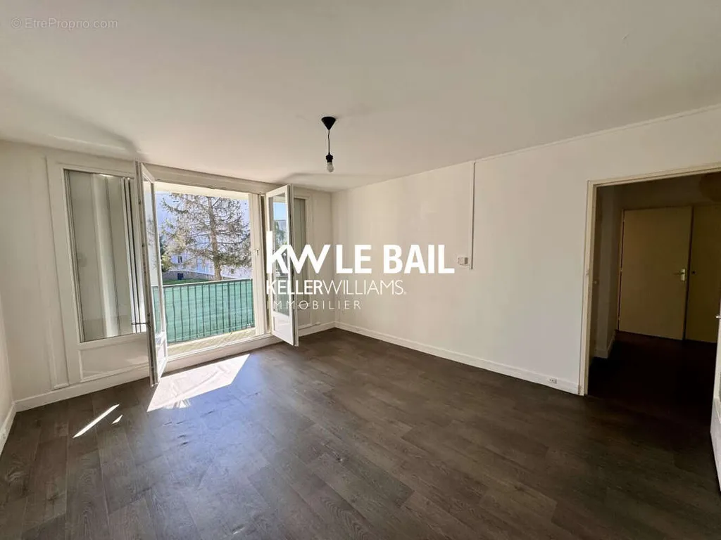 Pièces - Appartement avec Balcon et Garage à Pontoise