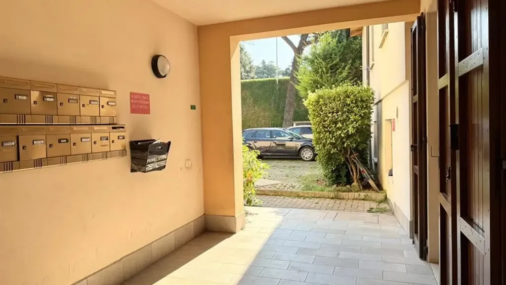 Entrée - Armed Studio with Garage in Faenza