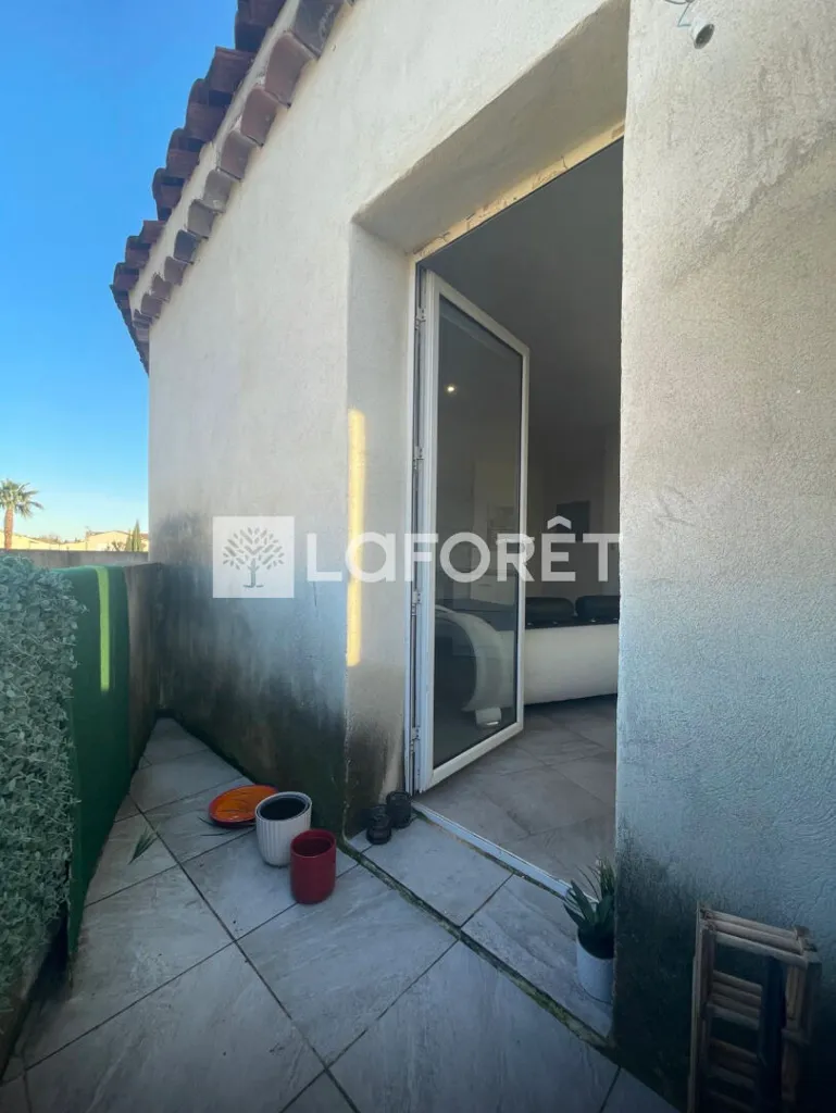 Aed - Mixed-Use Property with Garden in Arles