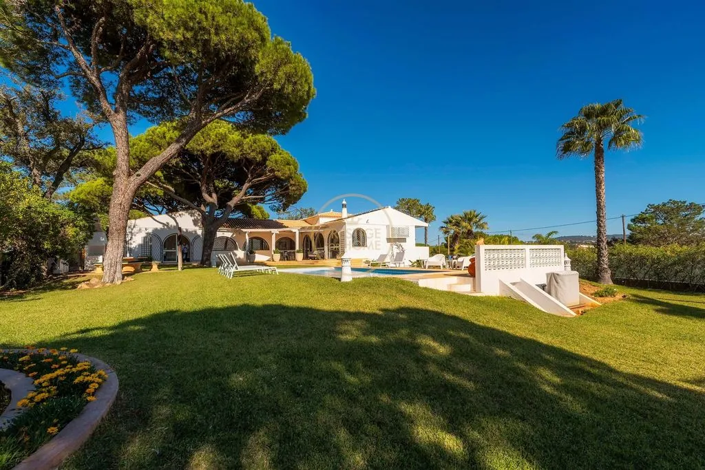 Aed - Luxury Villa with Pool in Quarteira