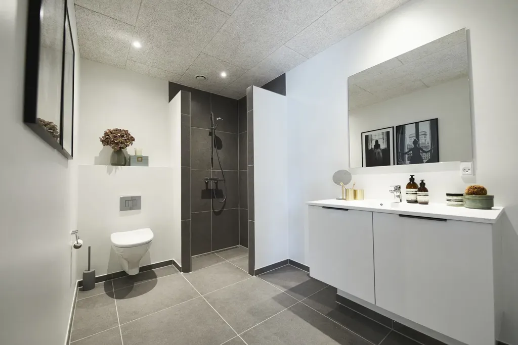 Salles de bain - Modern Row House with Terrace in Haslev