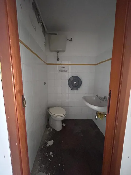 Salles de bain - Commercial Space with High Visibility in Cagliari