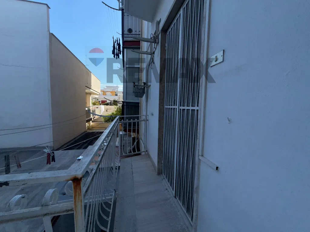 Balcone - Three-Bedroom Apartment with Balcony in Modugno