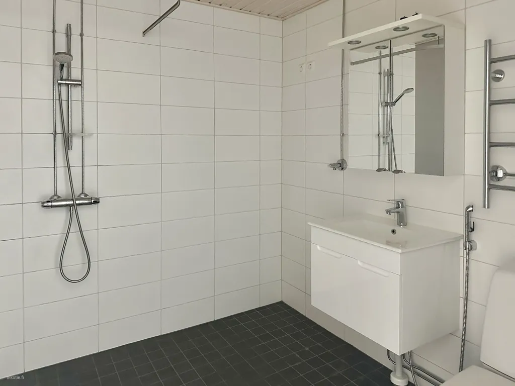 Salles de bain - Studio Apartment with Glazed Balcony in Rastila