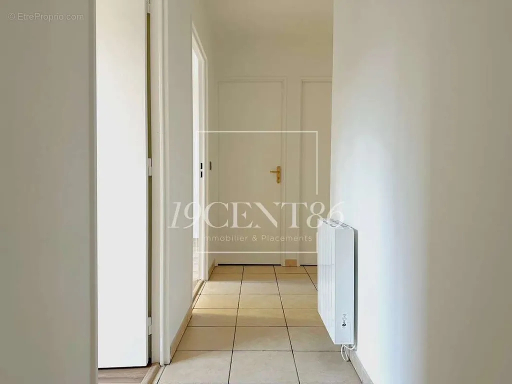 Hallway - 3-Bedroom Apartment with Terrace in Lyon 7