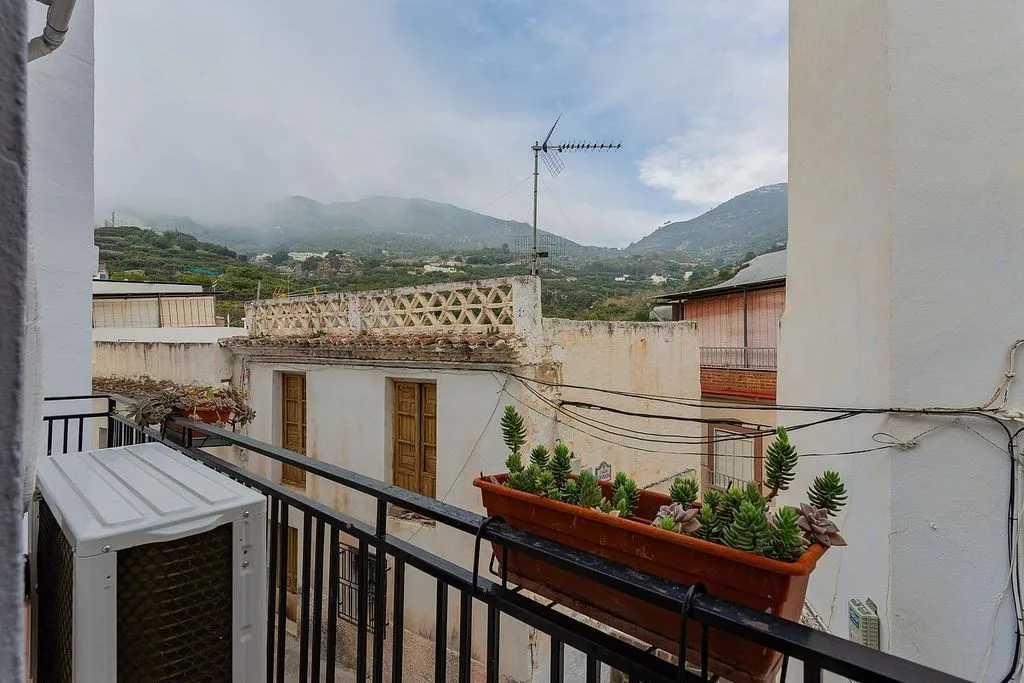 Balcon - Three-Bedroom House with Terrace in Ítrabo