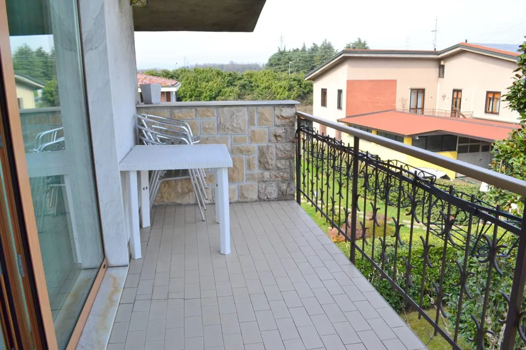 Balcone - Villa con giardino privato a Capriate San Gervasio