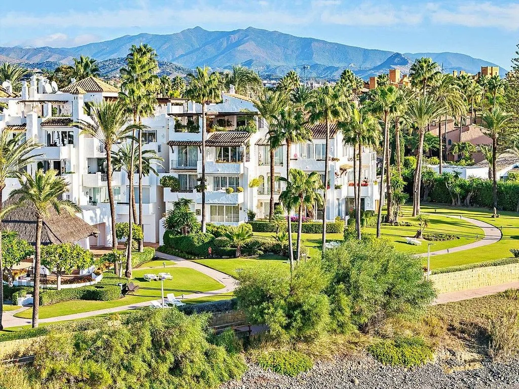 Aed - Penthouse with Pool in Estepona