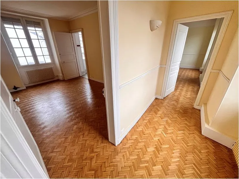 Esik - 2-Bed Flat with Parking in Crosne Centre