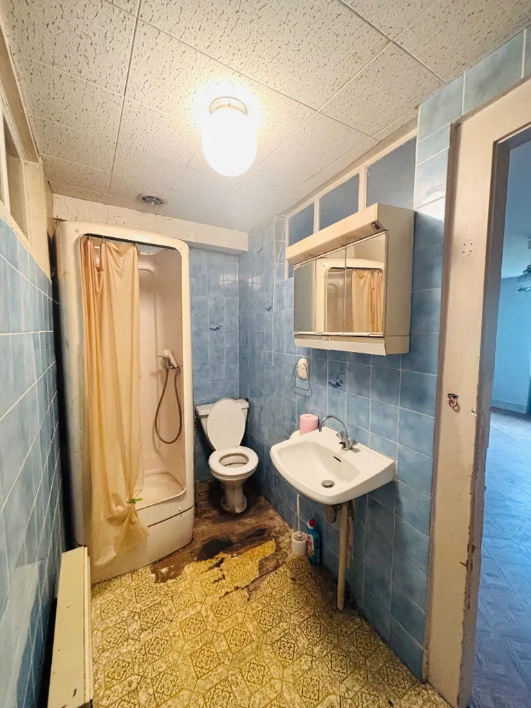 Salles de bain - Maison à Rénover avec Jardin au Centre de Quingey