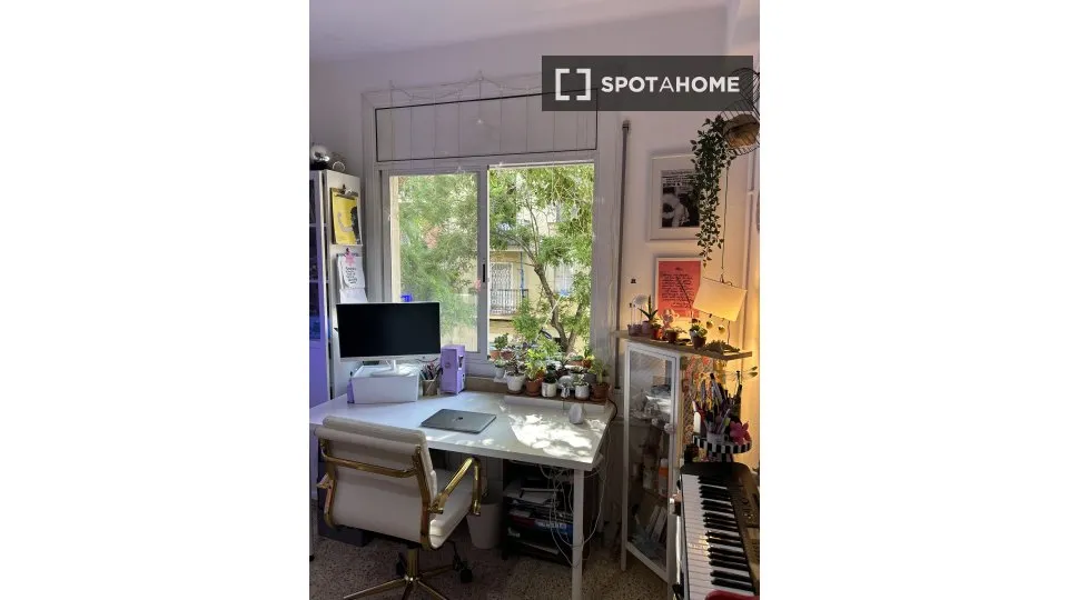 Bureau - Shared Flat with Balcony in El Poble Sec, Barcelona
