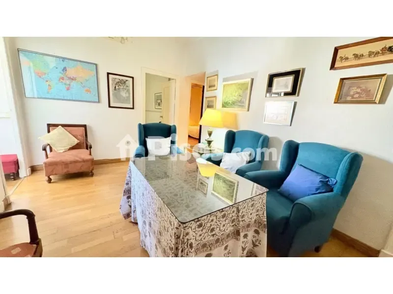 Office - Spacious Apartment with Balcony in Calle Asunción
