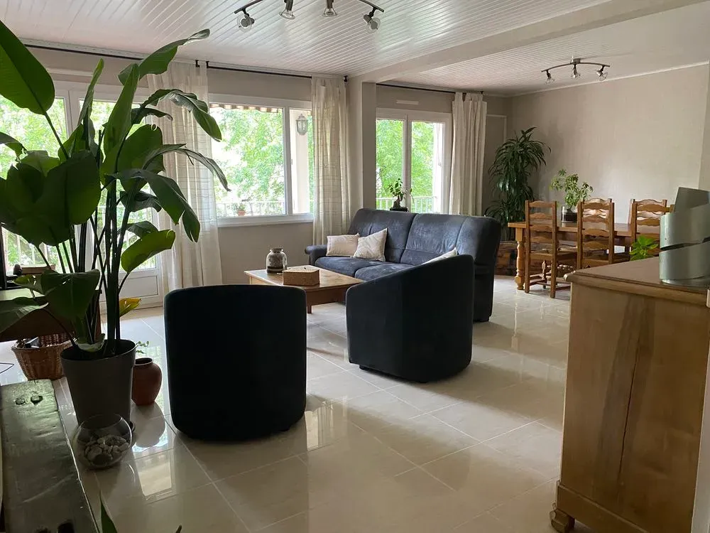 Soggiorno - Spacious 5-Piece Apartment with Balcony in Isère