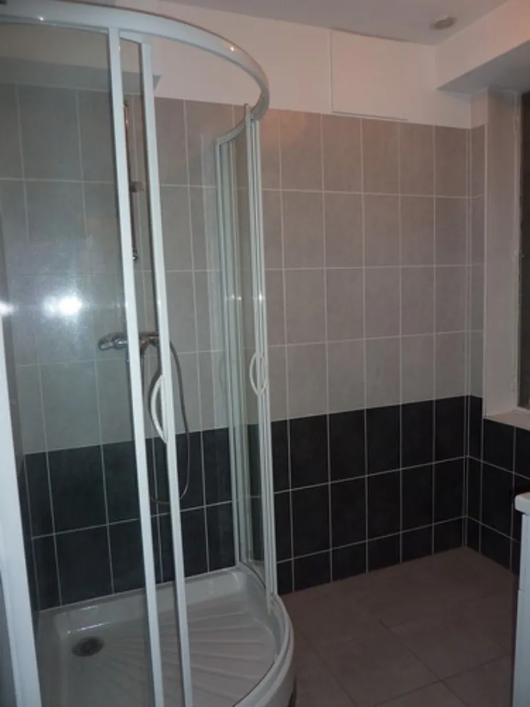 Salles de bain - Appartement 2 Pièces avec Cave à Rodez