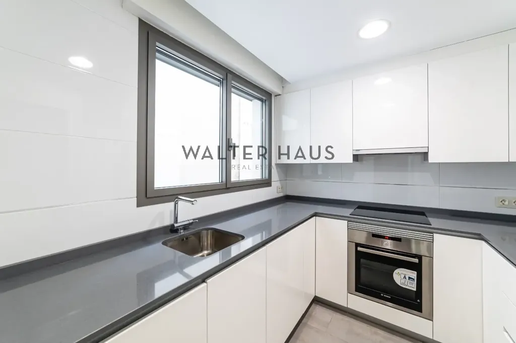 Cuisine - Modern Apartment with Solar Panels in Chamberí, Madrid